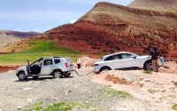 Maroc : quand le 4x4 des pauvres "Dacia Duster" sauve le 4x4 des riches "Porsche Macan"