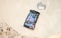 Insolite : un directeur de lycée noie les smartphones pour empêcher les élèves de les apporter