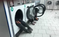 Photo : des mineurs marocains SDF dorment dans des machines à laver à Paris...