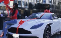 Le très cher cadeau reçu par une chanteuse à la Saint-Valentin (vidéo)