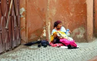 Agadir : une SDF accouche seule dans des toilettes publiques