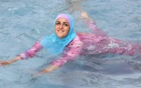 Des militantes en Burkini prennent d'assaut une piscine à Paris