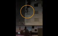 Cette femme a risqué sa vie pour sauver deux enfants (vidéo)