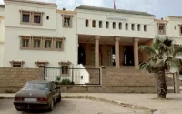 Il accompagne une plaignante et se retrouve en prison