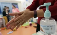 Coronavirus : quand la peur de la contamination fait le bonheur des commerçants des produits d'hygiène