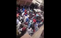 Une foule monstre participe à une prière funéraire en plein confinement (vidéo)