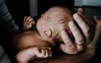 Une femme positive au covid-19 accouche d'un bébé sain