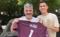 Yassine Bounou offre un maillot à Ariel « El Burrito » Ortega, son idole