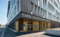 Elle affirme qu'il travaille au Maroc, mais son adresse figure partout chez elle en France