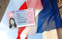 Pourquoi les titres de séjour coûtent si cher à la France