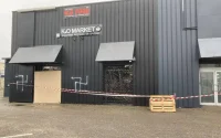Des croix gammées sur un commerce halal ravagé par un incendie criminel