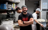 Il quitte la banque pour vendre des sandwichs halal : aujourd'hui, des clients viennent de Londres