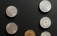 Un Marocain sans-abri contrôlé avec des pièces estimées à 80 000 euros : il dit les avoir trouvées près d'une poubelle