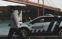 Menotté par deux policiers, ce Marocain meurt vingt jours plus tard : ils sont jugés au Portugal